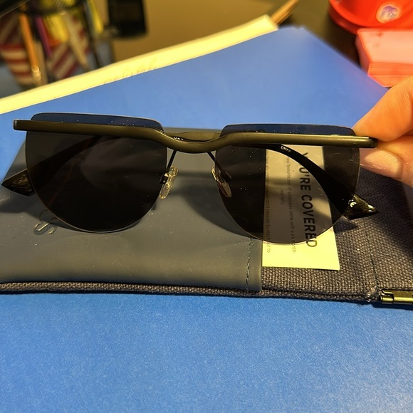 Le specs Mafia Moderne 1702022 as seen on Bella hadid - Picture 4 of 7